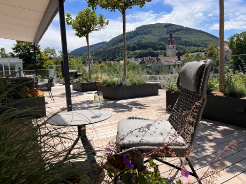 Schlosshotel in Waidhofen/ybbs bekommt neue Terrassendielen